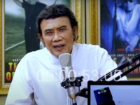 Siapa yang tidak kenal dengan raja dangdut yang satu ini. Ya, menyebut nama Rhoma Irama pasti mayoritas orang tahu siapa dan karirnya