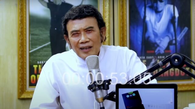 Siapa yang tidak kenal dengan raja dangdut yang satu ini. Ya, menyebut nama Rhoma Irama pasti mayoritas orang tahu siapa dan karirnya
