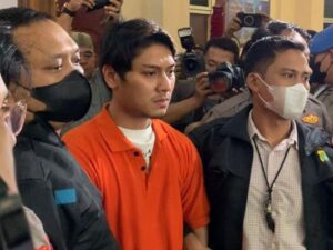 Rizky Billar resmi ditahan hari ini, Kamis (13/10/2022), wajahnya juga sudah diperlihatkan ke awak media saat memakai baju tahanan.