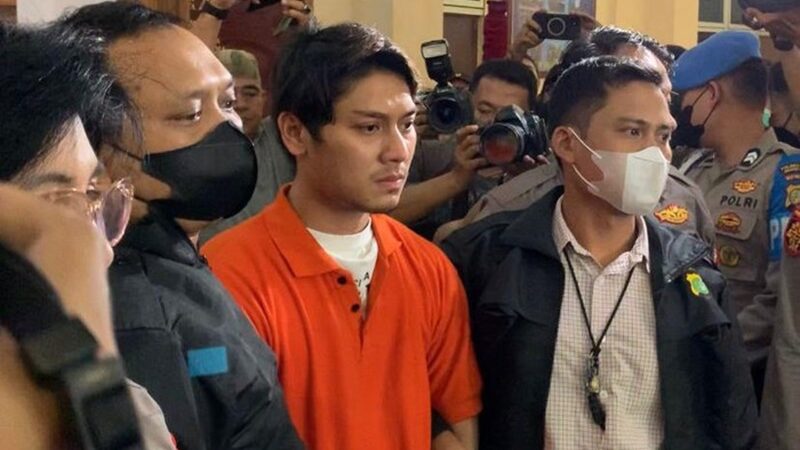 Rizky Billar resmi ditahan hari ini, Kamis (13/10/2022), wajahnya juga sudah diperlihatkan ke awak media saat memakai baju tahanan.