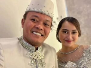 Komedian Sule dikabarkan menikah lagi dengan seorang wanita cantik, netizen pun mengira bahwa Sule akan menambah anak lagi.