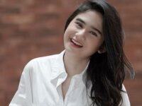 Artis Tissa Biani disebut memiliki paras wajah yang mirip dengan Mulan Jameel, ibu sambung dari sang kekasihnya, Dul Jaelani.