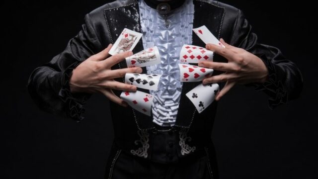 Cekricek.id - Sebelumnya kita sempat dihebohkan dengan fenomena pesulap yang saling adu kemampuannya dalam melakukan sulap. Mengenai hal itu, Buya Yahya dalam ceramahnya yang dikutip pada Minggu (2/9/2022), memberikan penjelasan tentang hukum menjadi pesulap di dalam pandangan Islam.