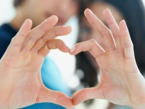 Cekricek.id - Bahasa cinta adalah tindakan yang menggambarkan cara orang menerima dan mengekspresikan cinta dalam suatu hubungan. Mengetahui bahasa cinta dari pasangan dan begitu juga sebaliknya adalah cara yang ampuh untuk membantu setiap pasangan untuk merasa dicintai dan dihargai.