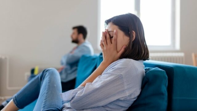 Cekricek.id - Dalam ceramahnya, ustaz Syam menyebut suami yang membuat istri menangis akan mendapat murka Allah SWT. Isu perselingkuhan di kalangan artis saat ini memang sedang hangat-hangatnya jadi perbincangan. Dari kabar yang beredar sang suamilah yang kebanyakan melakukan pengkhianatan di dalam rumah tangganya.