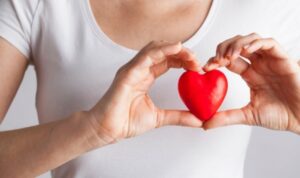 Cekricek.id - Penyakit jantung adalah salah satu penyebab utama kematian di dunia. Meski begitu, para dokter mengatakan ada beberapa kebiasaan sehat yang dapat membuat perubahan besar. Penyakit jantung 90 persen dapat diobati dan setiap orang dapat mencegahnya datang.