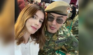 Cekricek.id - Deddy Corbuzier ikut merayakan HUT TNI dengan mengenakan seragam loreng khas yang biasa dikenakan oleh para tentara Indonesia. Dalam unggahan terbaru istrinya, Sabrina Chairunnisa, keduanya tampil mesra layaknya pasangan tentara dan wanita cantik seperti di drama Korea yang pernah populer.