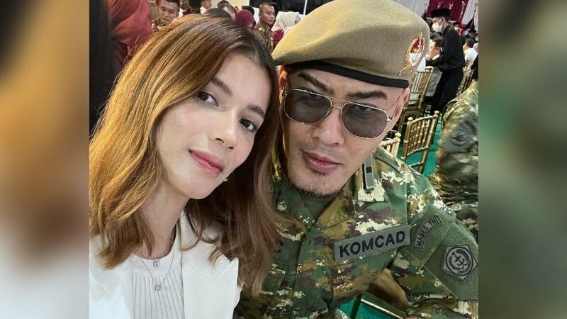 Cekricek.id - Deddy Corbuzier ikut merayakan HUT TNI dengan mengenakan seragam loreng khas yang biasa dikenakan oleh para tentara Indonesia. Dalam unggahan terbaru istrinya, Sabrina Chairunnisa, keduanya tampil mesra layaknya pasangan tentara dan wanita cantik seperti di drama Korea yang pernah populer.