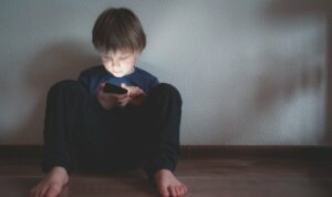 Cekricek.id - Ustaz Adi Hidayat memberikan paparannya mengenai cara menyikapi hujatan yang datang kepada kita. Segala jenis hujatan baik secara langsung ataupun hujatan netizen haruslah kita sikapi dengan tenang dan lapang hati. Kita juga harus bisa mengintrospeksi diri dahulu untuk mengetahui alasan orang lain mencela kita.