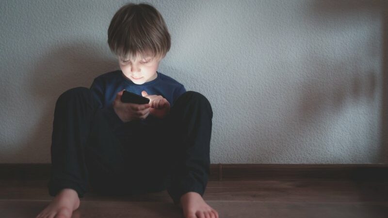 Cekricek.id - Ustaz Adi Hidayat memberikan paparannya mengenai cara menyikapi hujatan yang datang kepada kita. Segala jenis hujatan baik secara langsung ataupun hujatan netizen haruslah kita sikapi dengan tenang dan lapang hati. Kita juga harus bisa mengintrospeksi diri dahulu untuk mengetahui alasan orang lain mencela kita.