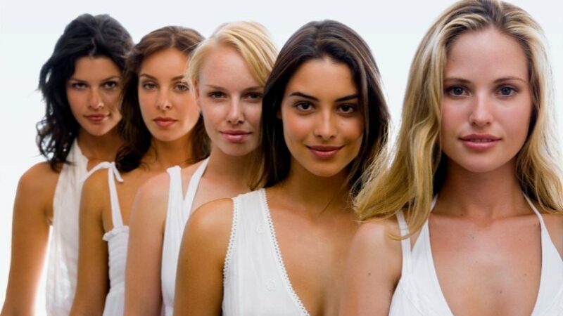 Cekricek.id – Mungkin sebagian wanita pernah menyadari bahwa mereka memiliki bentuk payudara yang asimetri atau berbeda. Bisa jadi salah satunya terlihat sedikit lebih besar dari yang lain, atau satu areolanya tampak lebih kecil atau lebih terpusat daripada yang lain, atau hal semacam itu.