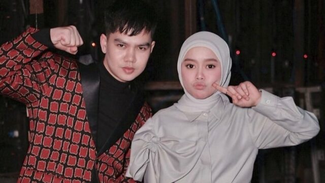 Cekricek.id - Sebelum menikah dengan Rizky Billar, Lesti Kejora ternyata pernah meminta untuk dinikahi oleh Faul LIDA, rekan sesama penyanyi dangdut. Mereka sempat dekat bahkan sudah berjanji untuk menikah ketika Faul sudah menyelesaikan pendidikannya.