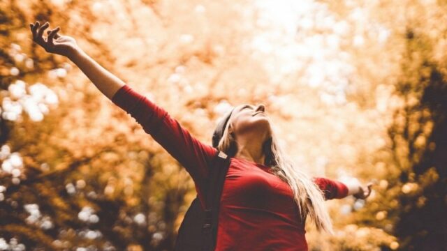 Cekricek.id - Terlepas dari versi kebahagiaan sejati, menjalani kehidupan yang lebih bahagia dan lebih puas sebenarnya ada di dalam jangkauan kita. Hal itu bisa terwujud jika kamu mau menambahkan beberapa kebiasaan positif di dalam rutinitasmu. Kebiasaan itu penting, apalagi jika sampai melekat pada diri kita.