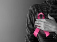 Cekricek.id - Kanker payudara umumnya dianggap sebagai penyakit yang menyerang perempuan. Namun, bukan berarti laki-laki tak bisa terkena kanker payudara juga. Faktanya, penyakit ini dapat diidap siapa pun tanpa mengenal gender karena sama-sama memiliki jaringan payudara.