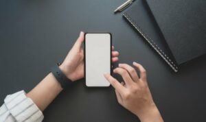 Cekricek.id - Ada banyak alasan yang membuat seseorang berkeinginan untuk mengakhiri hubungan dengan kekasihnya. Terkadang juga orang tersebut merasa tidak bisa untuk mengutarakannya secara langsung karena berbagai alasan. Jika begitu, maka mengirimkan chat adalah salah satu alternatifnya.