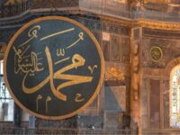 Cekricek.id – Banyak yang masih memperdebatkan hukumnya merayakan maulid nabi Muhammad SAW. Ada yang meyakini bahwa perayaan tersebut termasuk bid’ah karena merupakan hal yang tidak pernah dilakukan di zaman nabi. Namun, sebagian lainnya justru menganjurkan karena merupakan bentuk cinta dan syukur kepada tokoh teladan umat muslim tersebut.