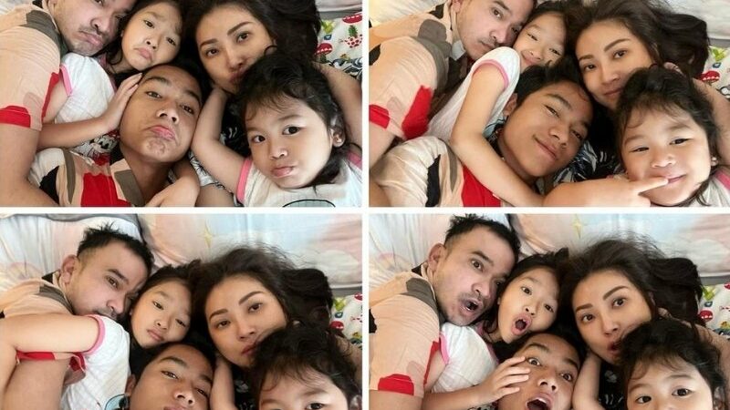 Cekricek.id - Keluarga Ruben Onsu dan Sarwendah memang sudah tak diragukan lagi keharmonisannya. Sebuah foto keluarga ketika tiduran bersama di atas kasur membuat banyak orang terkagum. Meski sederhana namun mereka terlihat begitu kompak, saling berdempetan dan memeluk satu sama lainnya.