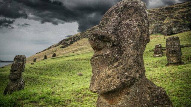 Cekricek.id – Kebakaran hutan yang terjadi di Pulau Paskah menyebabkan kerusakan parah pada beberapa kepala monumen batu berukir yang terkenal dengan sebutan moai. Kerusakan yang terjadi tak lain karena kobaran api menghanguskan lebih dari 247 hektar Taman Nasional Rapa Nui di pulau itu.