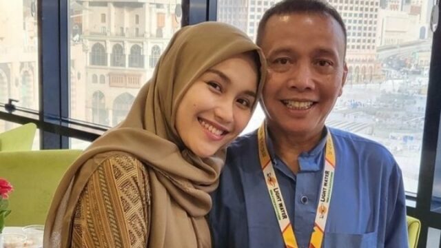 Cekricek.id - Berbeda dari kebanyakan selebriti, ayah Ayu Ting Ting yang akrab disapa Ayah Rojak ini ternyata punya perliharaan kesayangan yang unik. Jika biasanya orang memilih untuk memelihara kucing atau anjing lucu berbulu lebat, pria dua anak ini justru memilih untuk memelihara seekor domba.