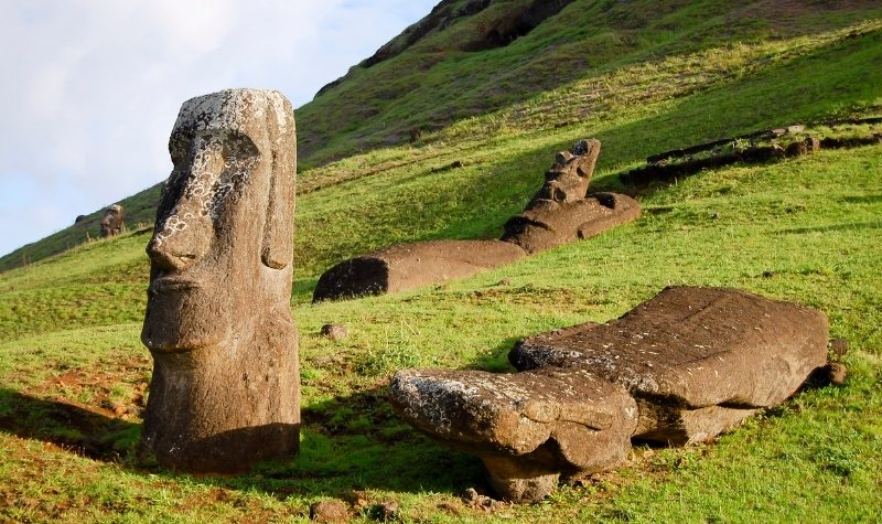 Patung Batu Pulau Paskah Hangus Dilalap si Jago Merah 2 Lampiran Gambar
