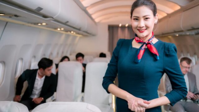 Cekricek.id – Seorang pramugari menceritakan pengalaman mistis yang dialaminya saat sedang bertugas untuk penerbangan dari Makassar ke Jakarta. Kala itu, di cargo pesawat sedang mengangkut jenazah seorang wanita yang sudah menikah. Namun siapa sangka jika ada yang bertemu dan berbicara langsung dengan roh perempuan yang sudah meninggal tadi.