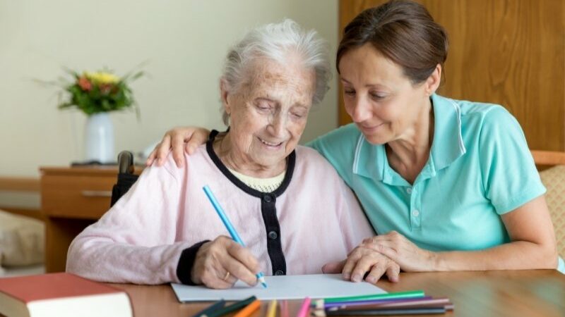 Cekricek.id -  Saat ini, upaya untuk menyembuhkan demensia tidak hanya lewat interaksi langsung atau bertatap muka. Bahkan lewat temu virtual pun para lansia yang mengidap demensia bisa perlahan mengatasi penyakit tersebut. Seperti yang ditemukan oleh penelitian terbaru bahwa interaksi sosial dengan teman dan anggota keluarga bisa mengurangi efek demensia.