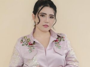 Via Vallen baru saja membagikan kabar bahwa dirinya kini tengah hamil 8 minggu, namun sayangnya ia tidak mendengar detak jantungnya.