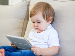 anak-anak kecil bahkan yang masih balita sudah sangat mahir menggunakan HP, baik hanya sekadar menonton atau main game.