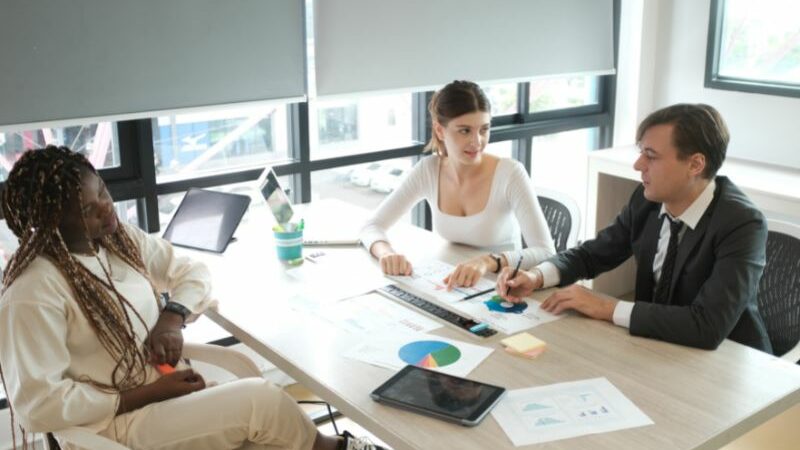 Cekricek.id - Bagaimana jika sekiranya seorang suami justru mencari nafkah dengan cara yang tidak halal dalam ajaran Islam?