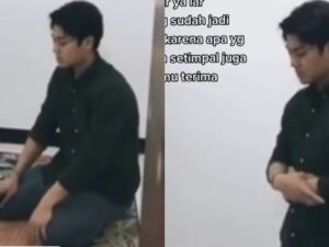 Rizky Billar kedapatan melakukan salat seorang diri seusai kasus KDRT nya kini semakin hangat jadi perbincangan publik, Kamis (13/10/2022).