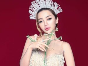 Cekricek.id - Penyanyi dangdut cantik Cupi Cupita rupanya pernah dibayar dengan dolar oleh seorang pria hanya demi menemani makan