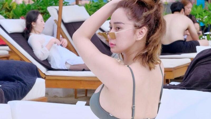 Cekricek.id - Lagi-lagi netizen menyoroti aksi dari Denise Chariesta. Karena kali ini bentuk baju seksinya tersebut begitu tampak melorot.