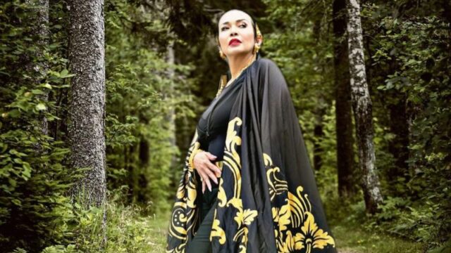 Cekricek.id - Secara blak-blakan, Jennifer Ipel alias juga Mommy Ipel berbicara perihal urusan ranjang. Punya trik khusus agar semakin mesra