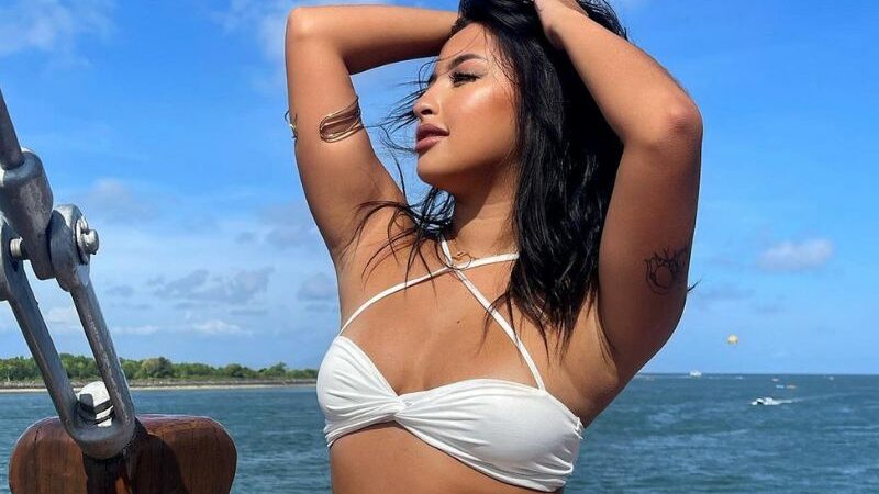 Cekricek.id - Dalam hal penampilan, Jennifer Coppen memang tidak pernah diragukan oleh netizen, yuk intip gaya andalannya kenakan bikini