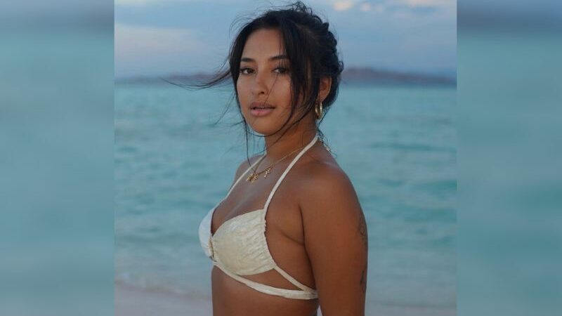 Cekricek.id - Artis cantik Jennifer Coppen kembali pamer pose hanya dengan mengenakan bikini, dijuluki sebagai Moana oleh netizen