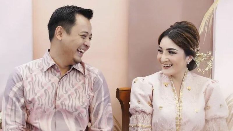 Cekricek.id - Kabar bahagia datang dari Kiki Amelia yang justru dilamar fans setelah menjanda cukup lama yakni 10 tahun lamanya