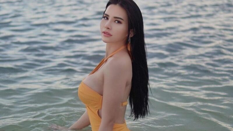 Cekricek.id - Maria Vania kembali tampil seksi dengan hanya mengenakan baju renang sukses membuat banyak pria di sosial media jadi jelalatan