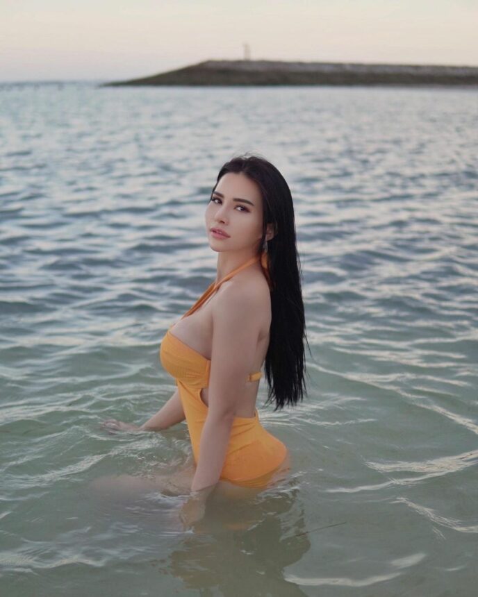 Berendam Pakai Swimsuit Kuning Maria Vania Bikin Pria Jelalatan