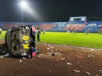 Dunia sepak bola Indonesia kembali berduka. Bagaimana tidak sebanyak 130 suporter Arema FC tewas di Stadion Kanjuruhan, Malang, Jawa Timur (Jatim)
