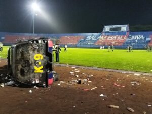 Dunia sepak bola Indonesia kembali berduka. Bagaimana tidak sebanyak 130 suporter Arema FC tewas di Stadion Kanjuruhan, Malang, Jawa Timur (Jatim)