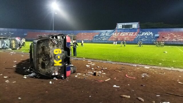 Dunia sepak bola Indonesia kembali berduka. Bagaimana tidak sebanyak 130 suporter Arema FC tewas di Stadion Kanjuruhan, Malang, Jawa Timur (Jatim)