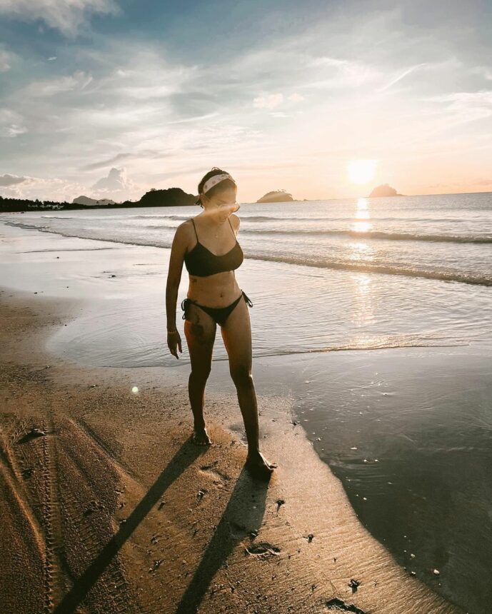 Nikita Mirzani Pamer Berbikini di Pantai, Netizen Nilai Bodinya Masih Kalah Jauh dari BCL 2 Lampiran Gambar