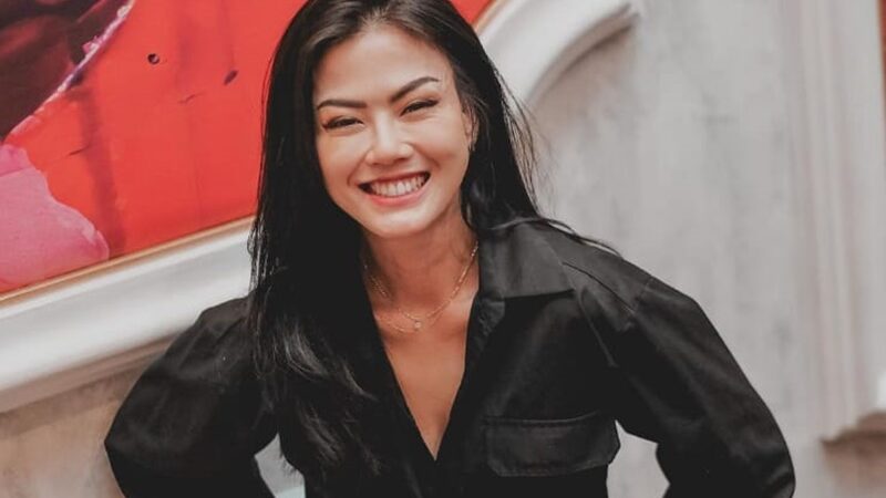 Nita Gunawan belum lama ini merasa dirinya malu sekali karena terjatuh saat di panggung yang disaksikan oleh banyak penonton.