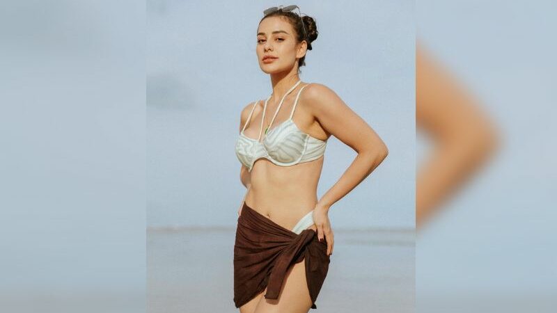 Cekricek.id - Nora Alexandra membuat netizen heboh lantaran kembali mengenakan pakaian kekurangan bahan berupa swimsuit, intip potretnya