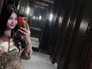 Cekricek.id - Sosok artis cantik pemersatu bangsa, Pamela Safitri membuat netizen tergoda, saat lakukan mirror selfie dan pamer kemolekan