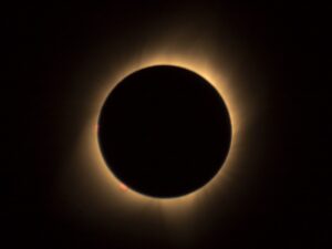 Gerhana matahari terakhir tahun 2022 ini muncul hari ini, Rabu (26/10/2022). Gerhana matahari parsial ini terlihat di sebagian negara-negara Asia, Afrika dan Eropa