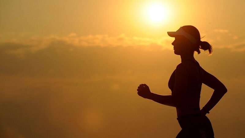 Salah satu olahraga yang mudah dilakukan adalah lari. Dan olahraga lari ini banyak digemari banyak orang khususnya lari jarak jauh.