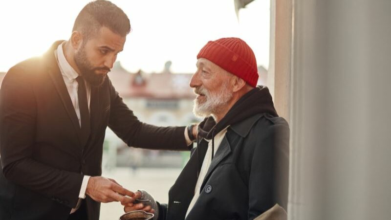 Cekricek.id - Ternyata ada amalan terbaik yang bisa dilakukan untuk orang tua walau sudah meninggal dunia. Bisa dilakukan oleh anaknya