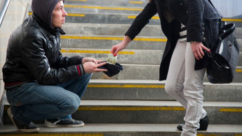 Cekricek.id - Muslim sangat dianjurkan untuk sedekah sebagai bentuk pembersihan harta, bagaimana dengan menghadiahkan pahala sedekah?