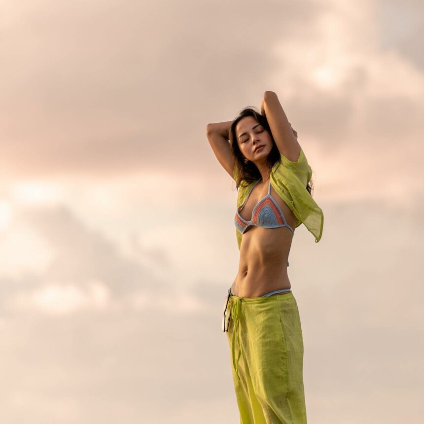 Kirana Larasati Unggah Foto Ber-BH Warna Warni